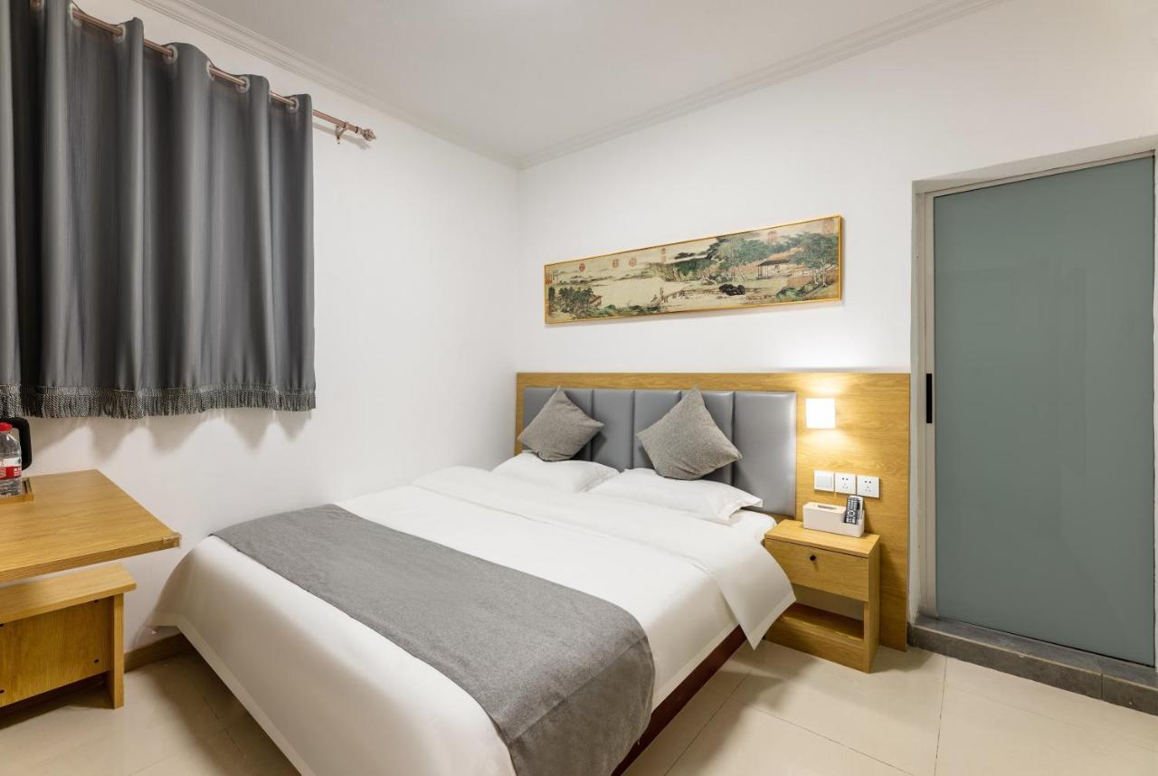 Happy Dragon Hotel -- Nearby Tiananmen Square & Forbidden City & Wangfujing Street & Line 5,6,8 Subway Nearby & Free Coffee & Free Laundry & Fluent English Speaking & Tourist Attractions Ticket Service & Free Wifi Unlimited For Western Software Beijing Exterior foto