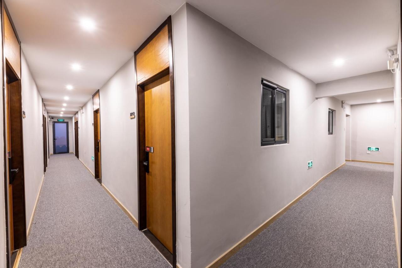 Happy Dragon Hotel -- Nearby Tiananmen Square & Forbidden City & Wangfujing Street & Line 5,6,8 Subway Nearby & Free Coffee & Free Laundry & Fluent English Speaking & Tourist Attractions Ticket Service & Free Wifi Unlimited For Western Software Beijing Exterior foto