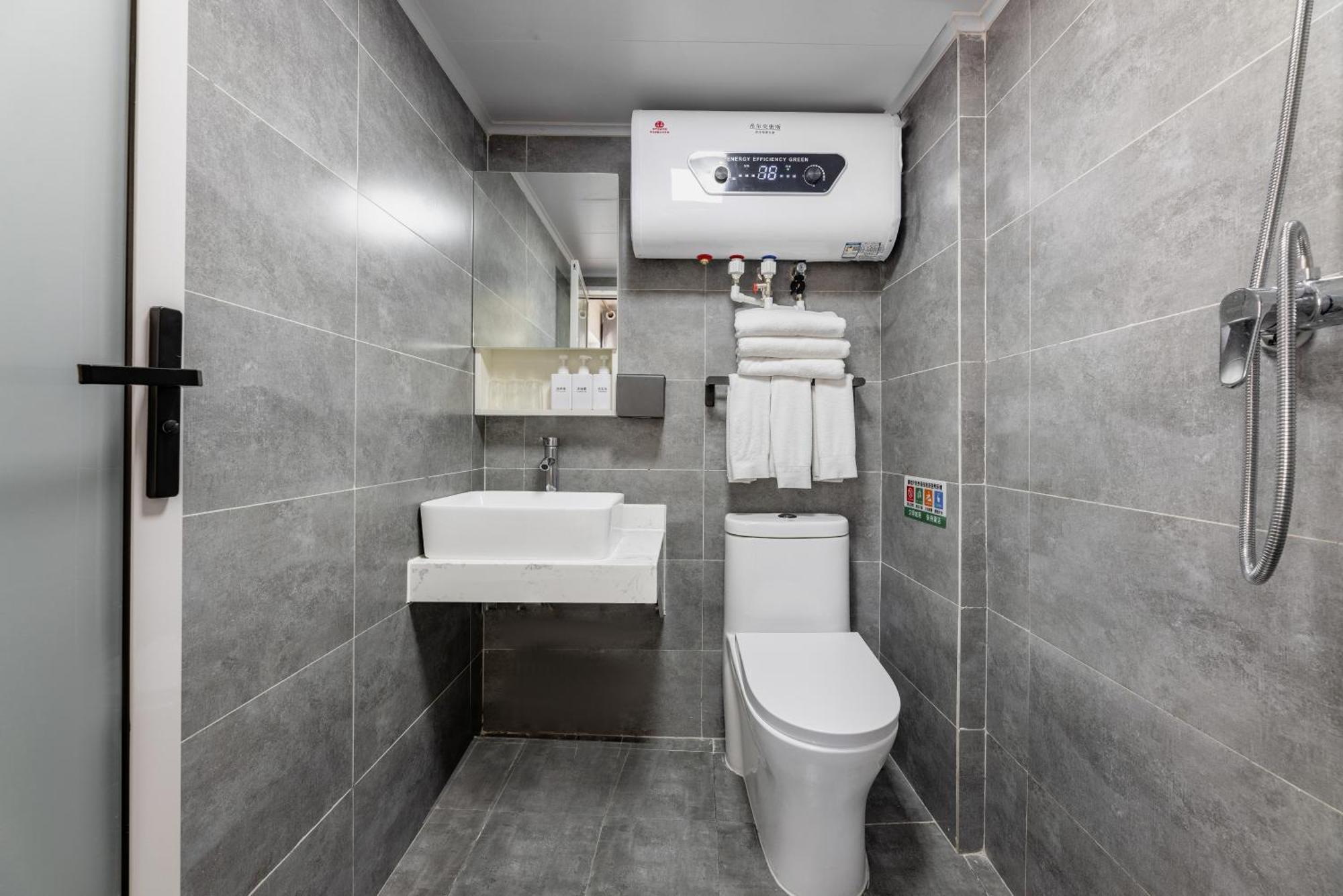 Happy Dragon Hotel -- Nearby Tiananmen Square & Forbidden City & Wangfujing Street & Line 5,6,8 Subway Nearby & Free Coffee & Free Laundry & Fluent English Speaking & Tourist Attractions Ticket Service & Free Wifi Unlimited For Western Software Beijing Exterior foto