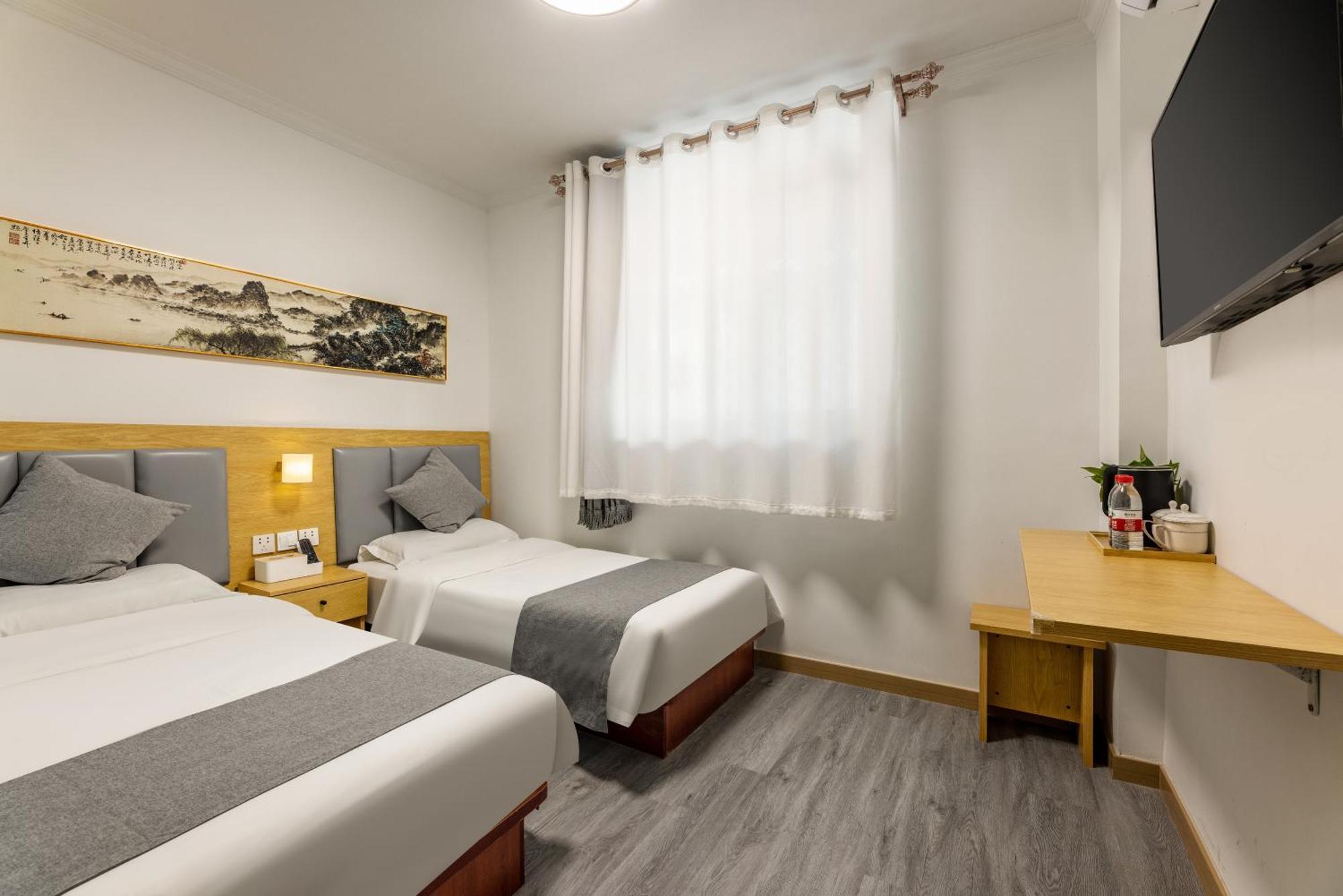 Happy Dragon Hotel -- Nearby Tiananmen Square & Forbidden City & Wangfujing Street & Line 5,6,8 Subway Nearby & Free Coffee & Free Laundry & Fluent English Speaking & Tourist Attractions Ticket Service & Free Wifi Unlimited For Western Software Beijing Exterior foto