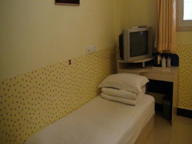 Happy Dragon Hotel -- Nearby Tiananmen Square & Forbidden City & Wangfujing Street & Line 5,6,8 Subway Nearby & Free Coffee & Free Laundry & Fluent English Speaking & Tourist Attractions Ticket Service & Free Wifi Unlimited For Western Software Beijing Exterior foto