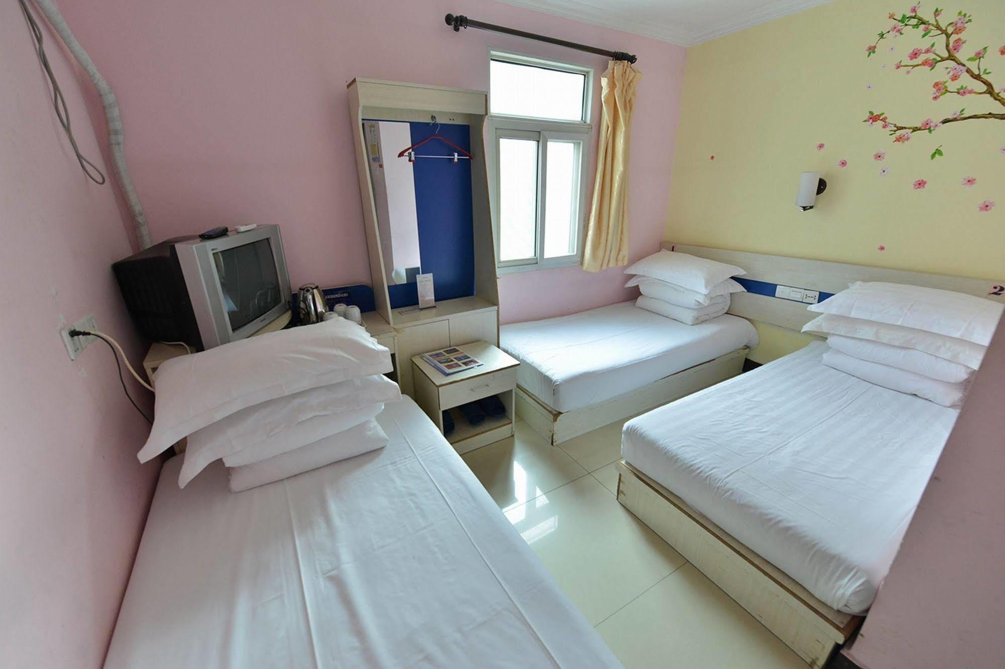Happy Dragon Hotel -- Nearby Tiananmen Square & Forbidden City & Wangfujing Street & Line 5,6,8 Subway Nearby & Free Coffee & Free Laundry & Fluent English Speaking & Tourist Attractions Ticket Service & Free Wifi Unlimited For Western Software Beijing Exterior foto